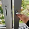 nettoyant renovateur pour l'aluminium anodise permet de nettoyer les poignees de portes et fenetres